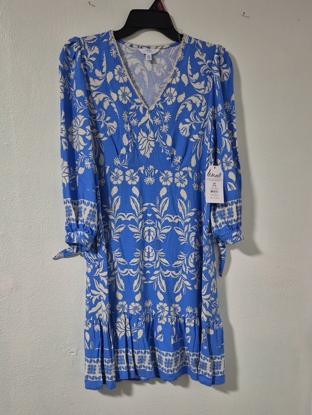 Time And Tru Blue Floral A-line V Neck Dress